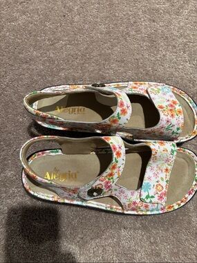 Alegria Womens Floral Mary Jane Sandals - White with Multicolor Flowers
